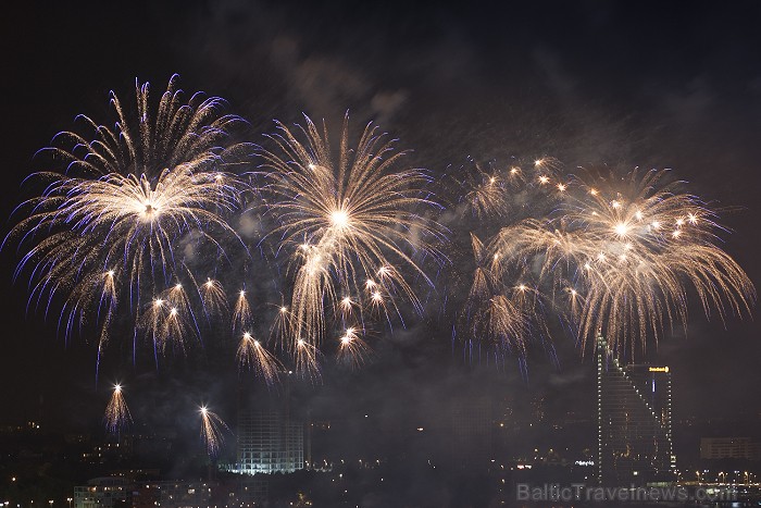 Rīgas svētku 2012 salūts pārsteidz ar savu krāšņumu Foto: Ingus Evertovskis, www.fotoprojekts.lv ar www.panoramariga.lv atbalstu 80638