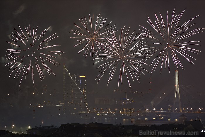 Rīgas svētku 2012 salūts pārsteidz ar savu krāšņumu Foto: Ingus Evertovskis, www.fotoprojekts.lv ar www.panoramariga.lv atbalstu 80640