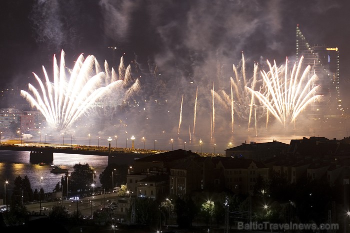 Rīgas svētku 2012 salūts pārsteidz ar savu krāšņumu Foto: Ingus Evertovskis, www.fotoprojekts.lv ar www.panoramariga.lv atbalstu 80641