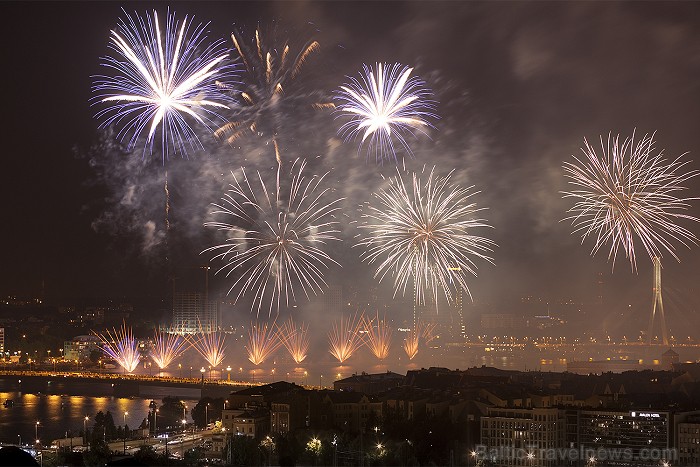 Rīgas svētku 2012 salūts pārsteidz ar savu krāšņumu Foto: Ingus Evertovskis, www.fotoprojekts.lv ar www.panoramariga.lv atbalstu 80644