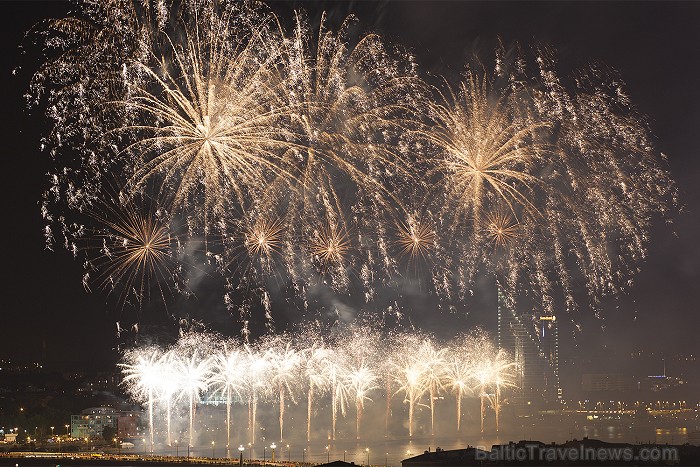 Rīgas svētku 2012 salūts pārsteidz ar savu krāšņumu Foto: Ingus Evertovskis, www.fotoprojekts.lv ar www.panoramariga.lv atbalstu 80645