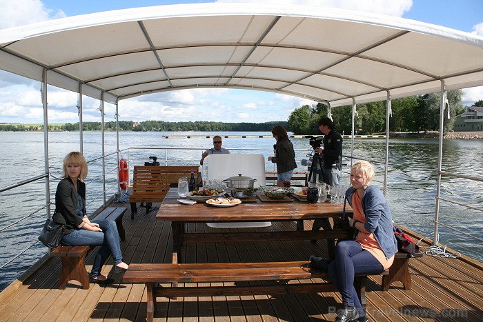 Pēc Ledus laikmeta centra apmeklējuma var doties izbraukumā ar plostu pa Saadjärv ezeru 80838