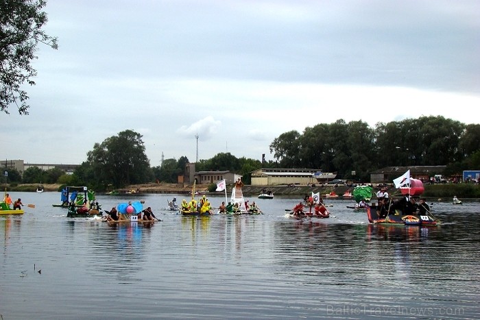 Piena paku laivu regate pulcē lielu skatītāju skaitu. Foto: www.tornis.jelgava.lv 81133