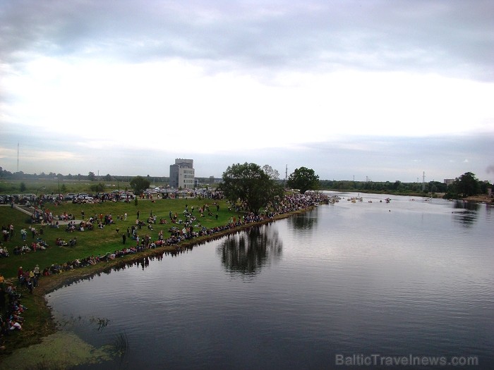 Piena paku laivu regate pulcē lielu skatītāju skaitu. Foto: www.tornis.jelgava.lv 81134