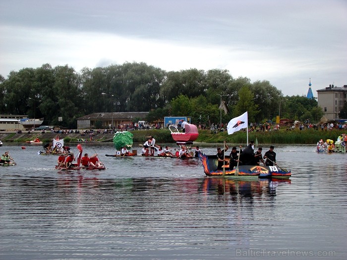 Piena paku laivu regate pulcē lielu skatītāju skaitu. Foto: www.tornis.jelgava.lv 81137