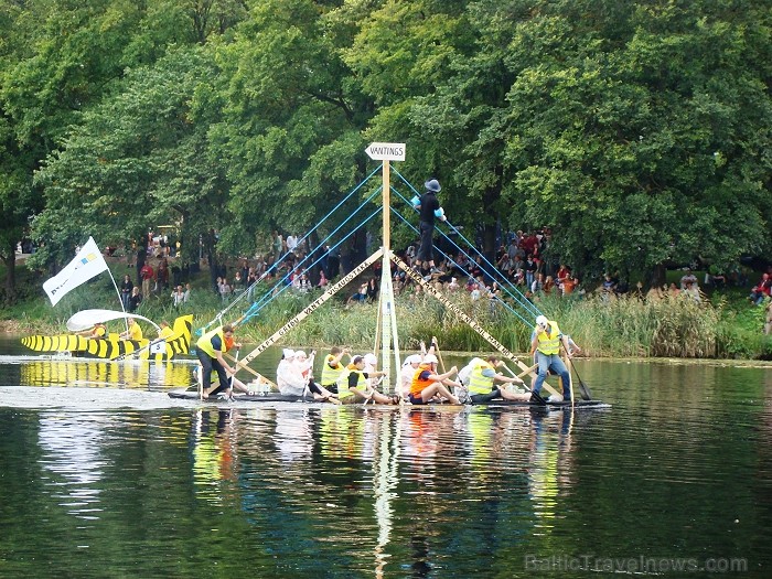 Piena paku laivu regate pulcē lielu skatītāju skaitu. Foto: www.tornis.jelgava.lv 81138