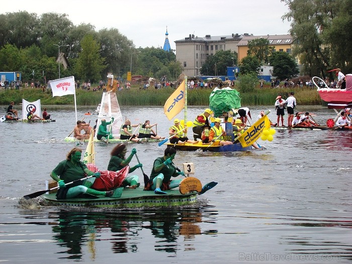 Piena paku laivu regate pulcē lielu skatītāju skaitu. Foto: www.tornis.jelgava.lv 81139