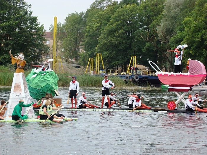 Piena paku laivu regate pulcē lielu skatītāju skaitu. Foto: www.tornis.jelgava.lv 81141