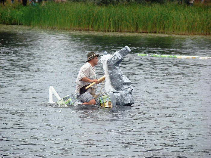 Piena paku laivu regate pulcē lielu skatītāju skaitu. Foto: www.tornis.jelgava.lv 81142