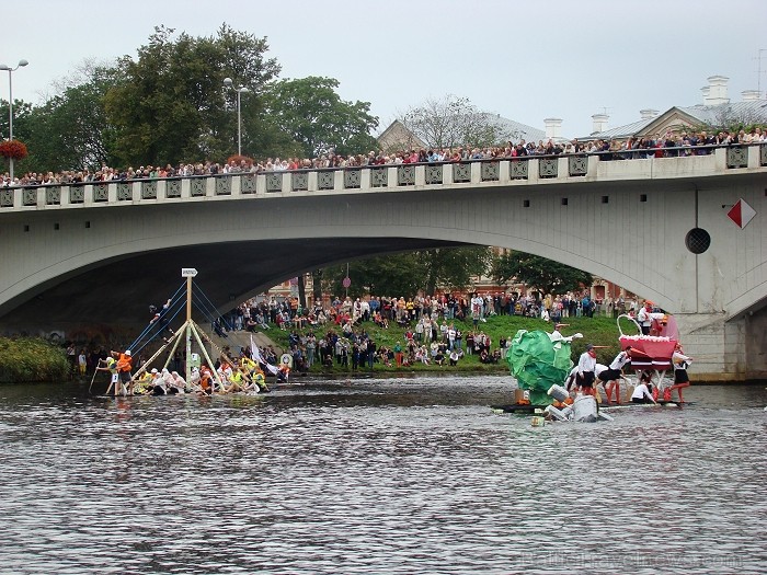 Piena paku laivu regate pulcē lielu skatītāju skaitu. Foto: www.tornis.jelgava.lv 81143