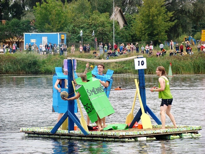 Piena paku laivu regate pulcē lielu skatītāju skaitu. Foto: www.tornis.jelgava.lv 81144