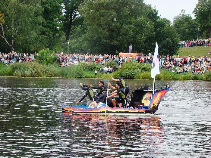 Piena paku laivu regate pulcē lielu skatītāju skaitu. Foto: www.tornis.jelgava.lv 81145