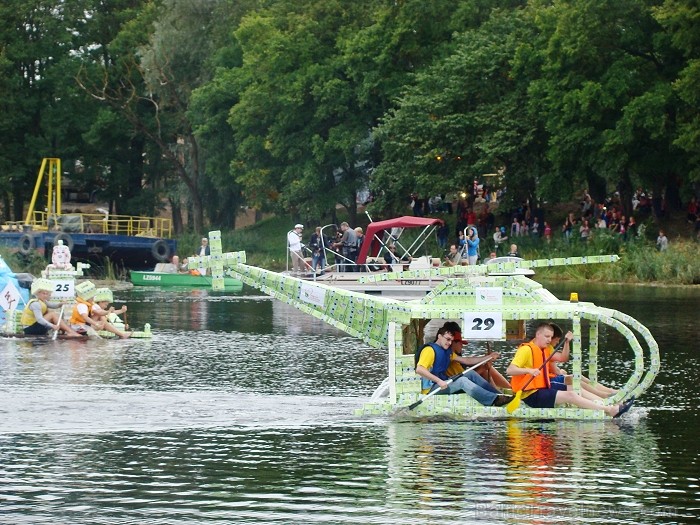 Piena paku laivu regate pulcē lielu skatītāju skaitu. Foto: www.tornis.jelgava.lv 81147