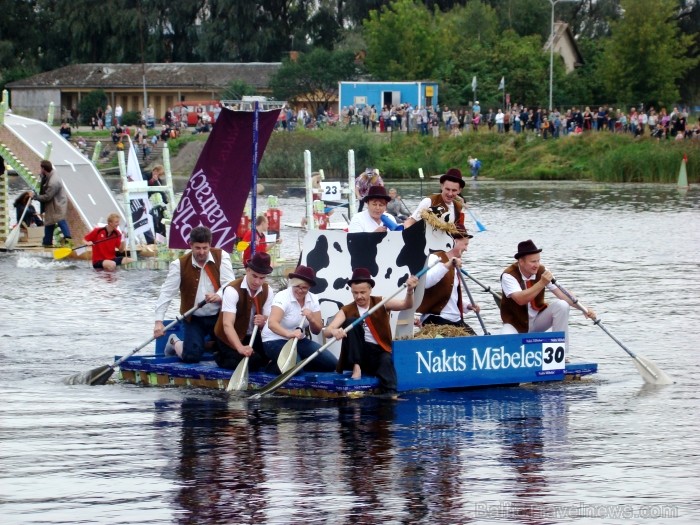 Piena paku laivu regate pulcē lielu skatītāju skaitu. Foto: www.tornis.jelgava.lv 81148