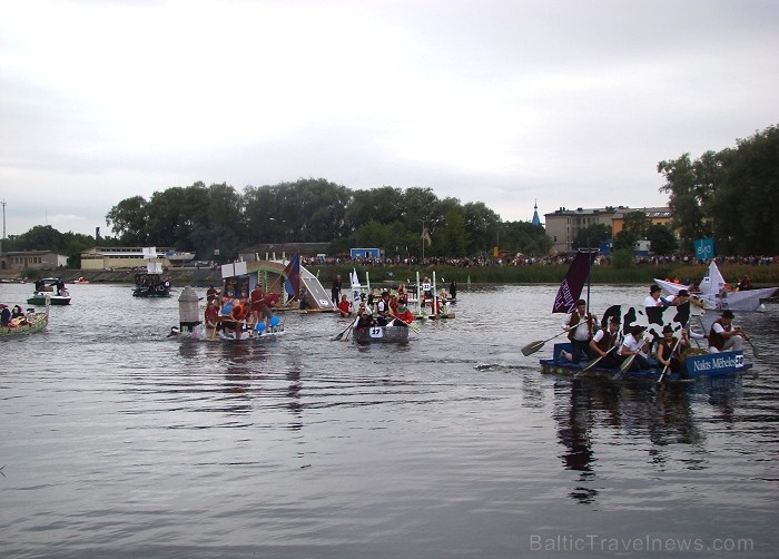 Piena paku laivu regate pulcē lielu skatītāju skaitu. Foto: www.tornis.jelgava.lv 81149