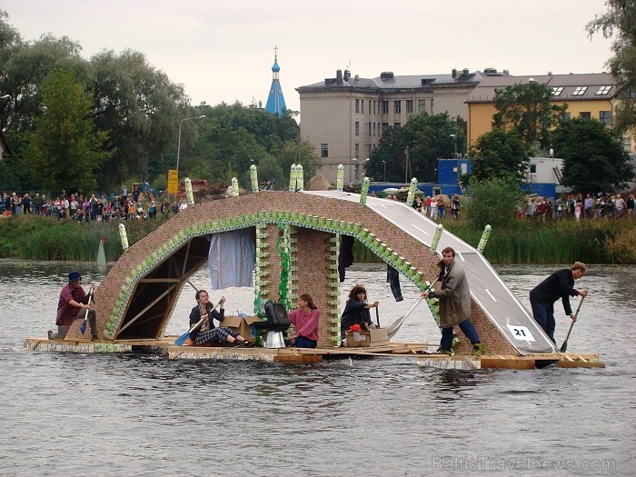 Piena paku laivu regate pulcē lielu skatītāju skaitu. Foto: www.tornis.jelgava.lv 81151