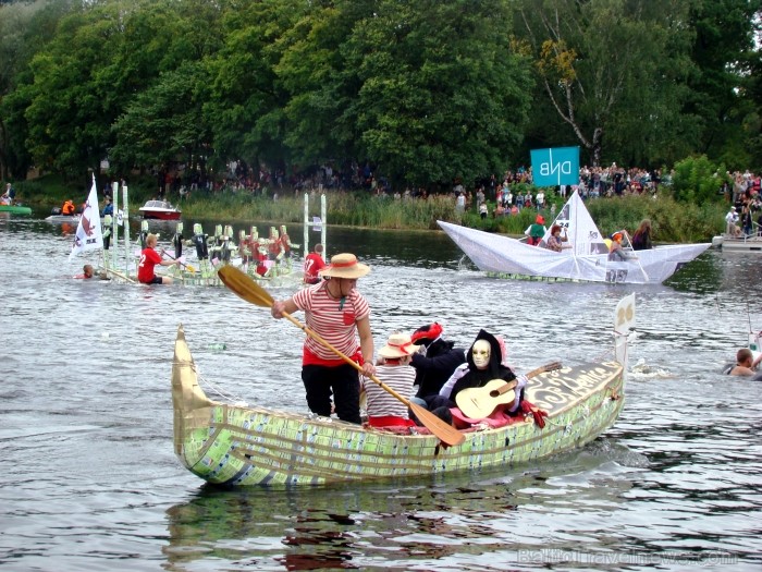 Piena paku laivu regate pulcē lielu skatītāju skaitu. Foto: www.tornis.jelgava.lv 81153