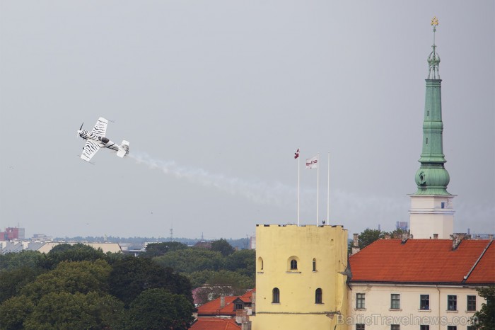 Svētku aviošovs Vecrīgā pulcē lielu skatītāju skaitu. Foto: www.fotoprojekts.lv Sponsors: Radisson Blu Daugava www.radissonblu.com 81229