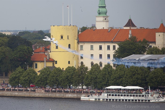 Svētku aviošovs Vecrīgā pulcē lielu skatītāju skaitu. Foto: www.fotoprojekts.lv Sponsors: Radisson Blu Daugava www.radissonblu.com 81232