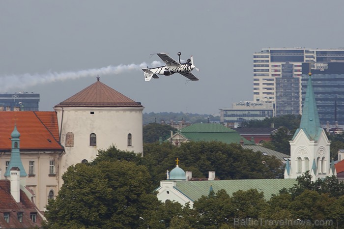 Svētku aviošovs Vecrīgā pulcē lielu skatītāju skaitu. Foto: www.fotoprojekts.lv Sponsors: Radisson Blu Daugava www.radissonblu.com 81233