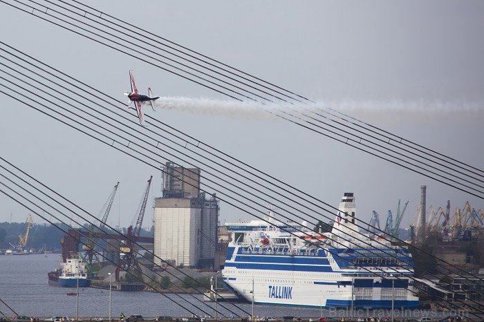 Svētku aviošovs Vecrīgā pulcē lielu skatītāju skaitu. Foto: www.fotoprojekts.lv Sponsors: Radisson Blu Daugava www.radissonblu.com 81236