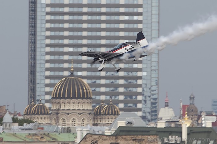 Svētku aviošovs Vecrīgā pulcē lielu skatītāju skaitu. Foto: www.fotoprojekts.lv Sponsors: Radisson Blu Daugava www.radissonblu.com 81237