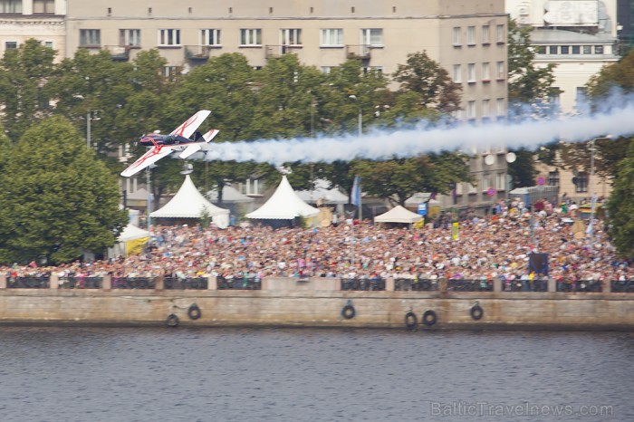 Svētku aviošovs Vecrīgā pulcē lielu skatītāju skaitu. Foto: www.fotoprojekts.lv Sponsors: Radisson Blu Daugava www.radissonblu.com 81238