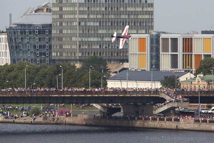 Svētku aviošovs Vecrīgā pulcē lielu skatītāju skaitu. Foto: www.fotoprojekts.lv Sponsors: Radisson Blu Daugava www.radissonblu.com 81241