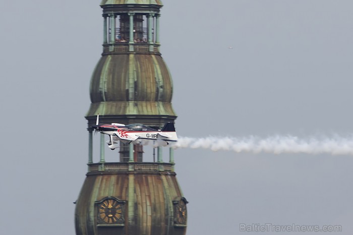 Svētku aviošovs Vecrīgā pulcē lielu skatītāju skaitu. Foto: www.fotoprojekts.lv Sponsors: Radisson Blu Daugava www.radissonblu.com 81243