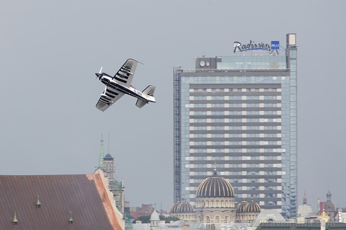 Svētku aviošovs Vecrīgā pulcē lielu skatītāju skaitu. Foto: www.fotoprojekts.lv Sponsors: Radisson Blu Daugava www.radissonblu.com 81247