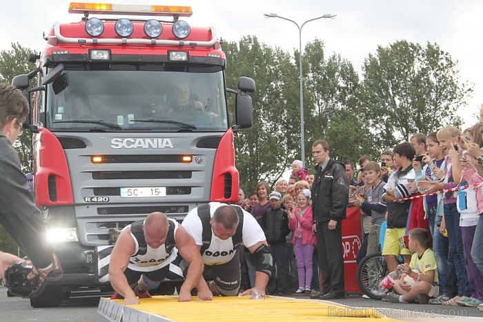 Brāļi Ivars un Agris Kazeļņiki pie tirdzniecības centra Zoom uzstāda jaunu pasaules rekordu, piecu metru garumā pavelkot 106 tonnas smagu Scania mašīn 81717