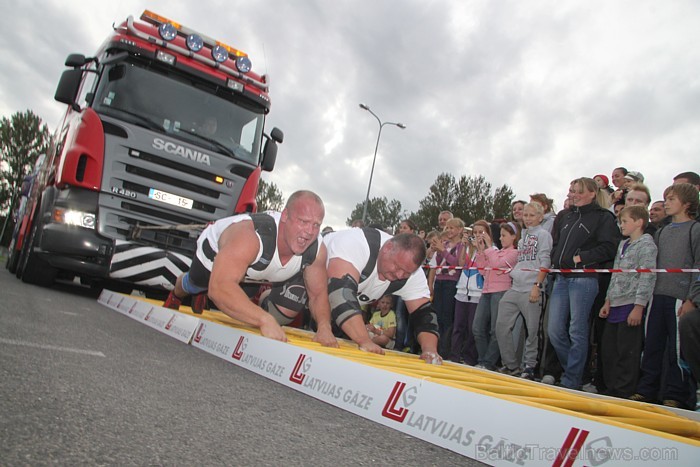 Brāļi Ivars un Agris Kazeļņiki pie tirdzniecības centra Zoom uzstāda jaunu pasaules rekordu. Foto sponsors: www.parstipru.lv 81718