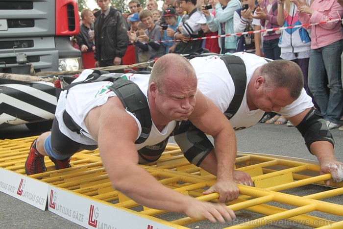 Brāļi Ivars un Agris Kazeļņiki pie tirdzniecības centra Zoom uzstāda jaunu pasaules rekordu. Foto sponsors: www.parstipru.lv 81719