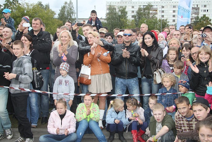 Brāļi Ivars un Agris Kazeļņiki pie tirdzniecības centra Zoom uzstāda jaunu pasaules rekordu. Foto sponsors: www.parstipru.lv 81720