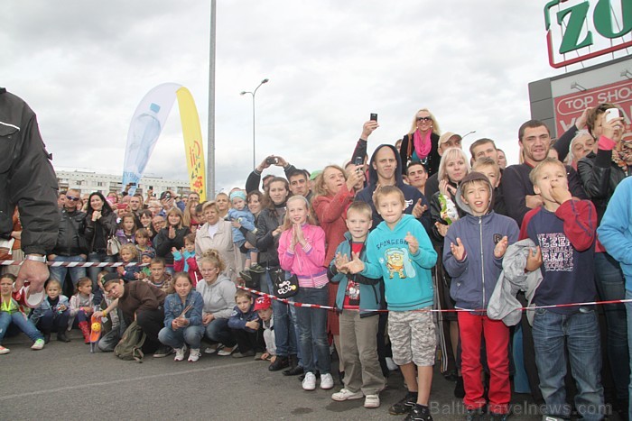 Brāļi Ivars un Agris Kazeļņiki pie tirdzniecības centra Zoom uzstāda jaunu pasaules rekordu. Foto sponsors: www.parstipru.lv 81723