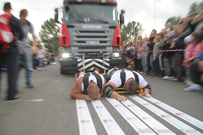 Brāļi Ivars un Agris Kazeļņiki pie tirdzniecības centra Zoom uzstāda jaunu pasaules rekordu. Foto sponsors: www.parstipru.lv 81725