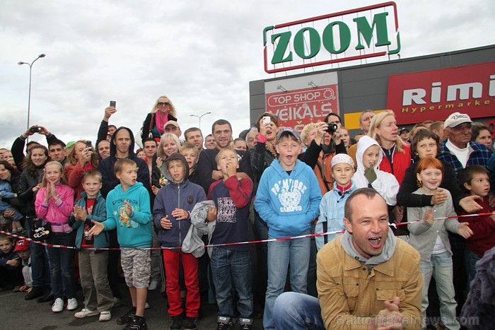 Brāļi Ivars un Agris Kazeļņiki pie tirdzniecības centra Zoom uzstāda jaunu pasaules rekordu. Foto sponsors: www.parstipru.lv 81726