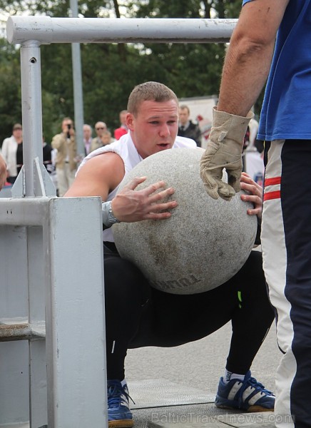 Spēkavīru sacīkstes 8.09.2012 - 180 kg smagas lodes pārvelšana pāri 130 cm augstam šķērslim. Foto sponsors: www.parstipru.lv 81751