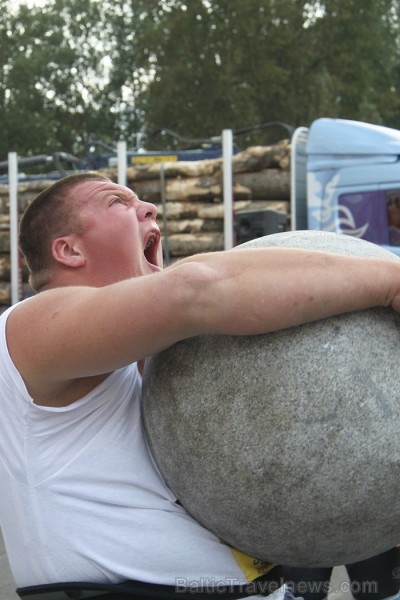 Spēkavīru sacīkstes 8.09.2012 - 180 kg smagas lodes pārvelšana pāri 130 cm augstam šķērslim. Foto sponsors: www.parstipru.lv 81753