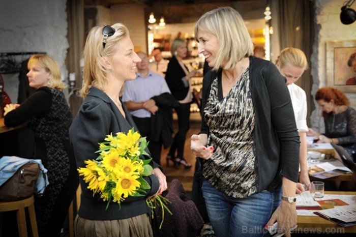 Vīna Studijā tika atklāta gleznotāju Gitas Šmites un Laimas Bikšes izstāde Gleznas. Tajā apskatāmi 12 darbi, kas tapuši šīs vasaras laikā. Foto:www.vi 81902