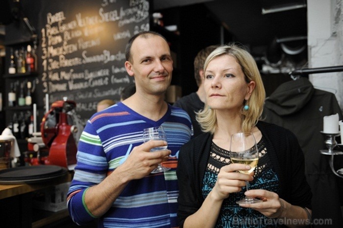 Vīna Studijā tika atklāta gleznotāju Gitas Šmites un Laimas Bikšes izstāde Gleznas. Tajā apskatāmi 12 darbi, kas tapuši šīs vasaras laikā. Foto:www.vi 81907