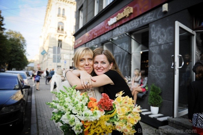 Vīna Studijā tika atklāta gleznotāju Gitas Šmites un Laimas Bikšes izstāde Gleznas. Tajā apskatāmi 12 darbi, kas tapuši šīs vasaras laikā. Foto:www.vi 81913