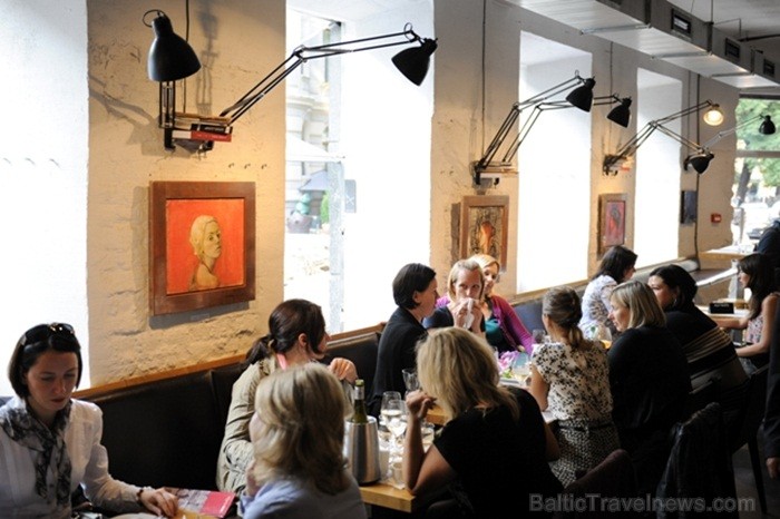 Vīna Studijā tika atklāta gleznotāju Gitas Šmites un Laimas Bikšes izstāde Gleznas. Tajā apskatāmi 12 darbi, kas tapuši šīs vasaras laikā. Foto:www.vi 81916