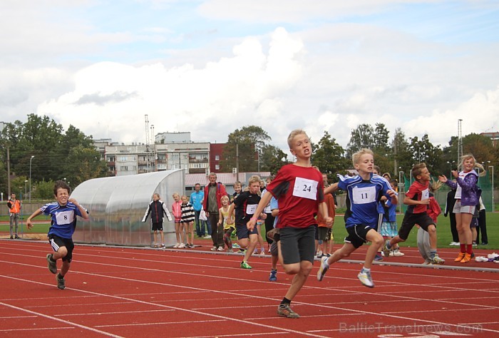 Ogres SC vieglatlētikas sacensībās «Iesildāmies rudenim» 14.09.2012 skolēni cīnās par medaļām. Foto sponsors: www.LatvijasCentrs.lv 82091