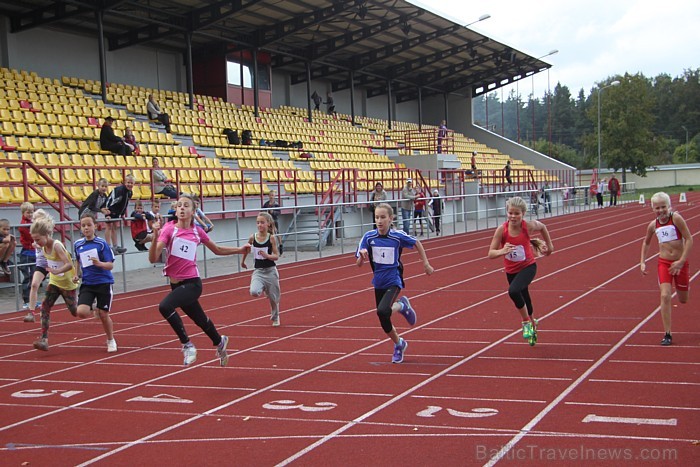 Ogres SC vieglatlētikas sacensībās «Iesildāmies rudenim» 14.09.2012 skolēni cīnās par medaļām. Foto sponsors: www.LatvijasCentrs.lv 82093