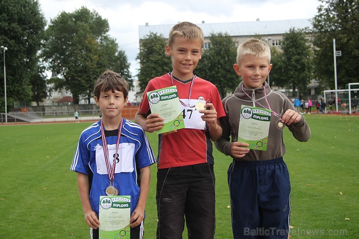 Ogres SC vieglatlētikas sacensībās «Iesildāmies rudenim» 14.09.2012 skolēni cīnās par medaļām. Foto sponsors: www.LatvijasCentrs.lv 82097