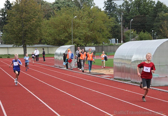 Ogres SC vieglatlētikas sacensībās «Iesildāmies rudenim» 14.09.2012 skolēni cīnās par medaļām. Foto sponsors: www.LatvijasCentrs.lv 82099