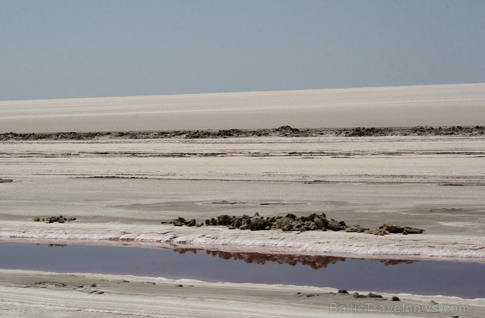 Stipru lietusgāžu laikā sālsezers piepildās ar ūdeni, taču karstuma dēļ tās ilgi neturas uz zemes virsmas 82652