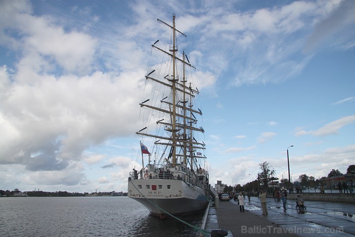 Burukuģis Mir Rīgā uzturēsies un būs apskatāms līdz 2.10.2012. Foto sponsors: www.relaksture.lv 82888