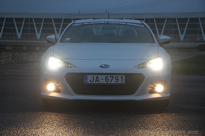 Subaru BRZ Sport ir divvietīgs automobilis un gariem ceļojumiem nepiemērots auto, taču tas var sagādāt daudz prieka sportiskā trasē, lai gan Subaru īp 83145